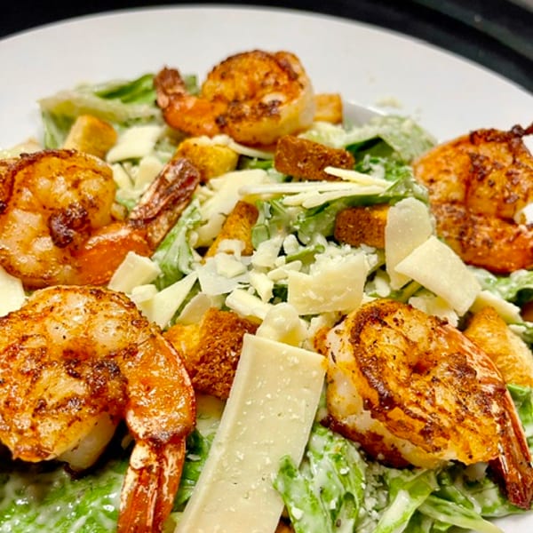 Seafood pasta with shrimp and mussels in cream sauce